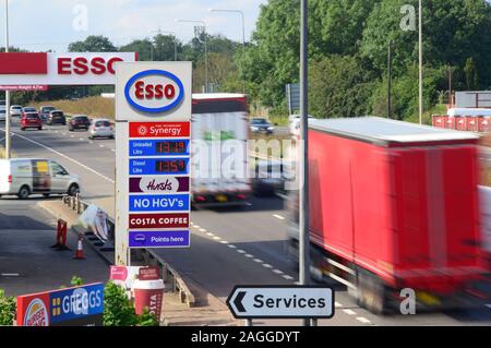 Lkw vorbei an Esso garage Vorplatz von der A1/M Autobahn skellow Yorkshire United Kingdom Stockfoto