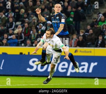 Sport, Fußball, Bundesliga, 2019/2020, Borussia Mönchengladbach vs SC Paderborn 07 2-0, Stadion Borussia Park, Szene des Spiels, Sven Michel (07) oben und Tony Jantschke (MG), DFL-Bestimmungen verbieten die Verwendung von Fotografien als BILDSEQUENZEN UND/ODER QUASI-VIDEO Stockfoto