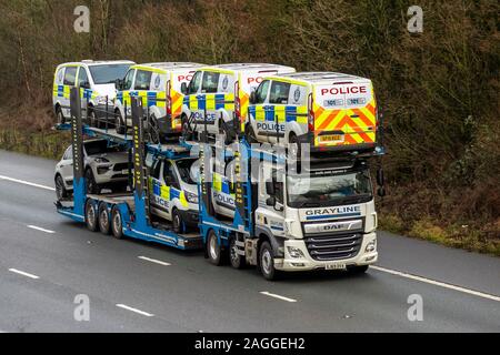 Ex Scottish Police Commercial Vans, Police-Van-Händler, Abholung und Lieferung, Ford Transit 2.2 TDI Vans, Auktionen von Ex-Polizeiwagen; Fahrzeuge, die mit dem Fahrzeugtransporter auf der M61 Autobahn, Großbritannien, transportiert werden Stockfoto