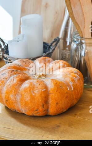 Kürbis- und Küchengeschirr auf einen Tisch. Close Up. Lifestyle Komposition. Stockfoto