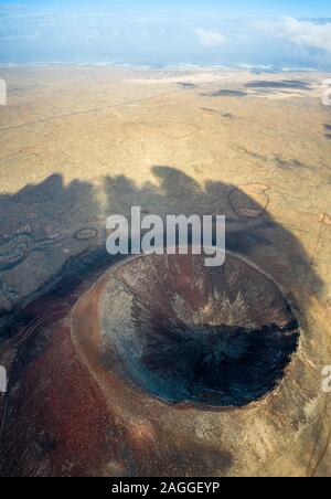 Vulcan Fuerteventura Calderon Hondo und vulkanisches Gebirge. Drone Schuß Kanaren, Spanien Stockfoto