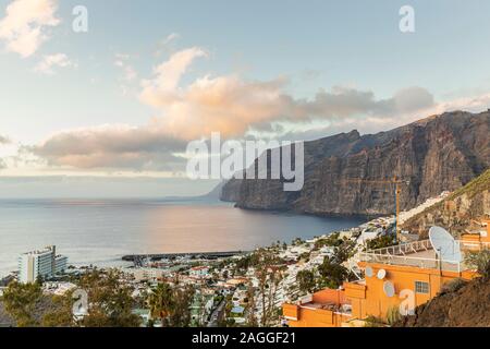 Die riesen Klippen von Los Gigantes an der Westküste von Teneriffa in der Abenddämmerung gesehen, Kanarische Inseln, Spanien Stockfoto