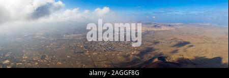 Vulcan Fuerteventura Calderon Hondo und vulkanisches Gebirge. Drone Schuß Kanaren, Spanien Stockfoto