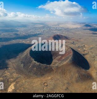 Vulcan Fuerteventura Calderon Hondo und vulkanisches Gebirge. Drone Schuß Kanaren, Spanien Stockfoto