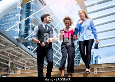 Business Menschen zu Fuß Handshake professionelle Urban City Konzept., Business Leute, die im Büro auf dem Desktop Computer, eine Gruppe von Happy business peo Stockfoto