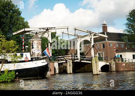 Amsterdam Canal und Schöne hölzerne Zugbrücke Bild vom Boot im Wasser mit leichten Winkel genommen Stockfoto