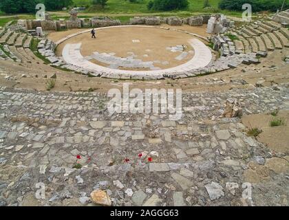 Kavala, Mazedonien/Griechenland - Mai 14, 2008: Theater in der antiken Stätte von Filipoi. Klassische im Freien steinernes Amphitheater. Stockfoto