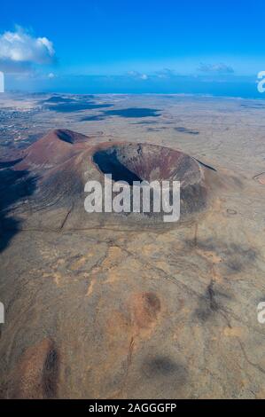 Vulcan Fuerteventura Calderon Hondo und vulkanisches Gebirge. Drone Schuß Kanaren, Spanien Stockfoto