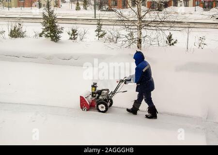 Mann entfernt vom Schneepflug Schnee Stockfoto