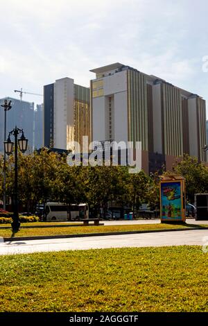 Die NagaWorld Hotel und Casino steigt über den nahe gelegenen & historisches Wat Botum Park in Phnom Penh, Kambodscha. Stockfoto