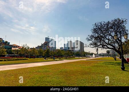 Die NagaWorld Hotel und Casino steigt über den nahe gelegenen & historisches Wat Botum Park in Phnom Penh, Kambodscha. Stockfoto