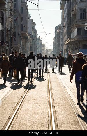 ISTANBUL, Türkei - 28 Dezember, 2018: die Völker wandern in Taksim Istiklal Street. Taksim Istiklal Street ist ein beliebtes Reiseziel in Istanbul. Beyoglu, Stockfoto