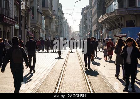 ISTANBUL, Türkei - 28 Dezember, 2018: die Völker wandern in Taksim Istiklal Street. Taksim Istiklal Street ist ein beliebtes Reiseziel in Istanbul. Beyoglu, Stockfoto