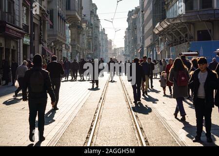 ISTANBUL, Türkei - 28 Dezember, 2018: die Völker wandern in Taksim Istiklal Street. Taksim Istiklal Street ist ein beliebtes Reiseziel in Istanbul. Beyoglu, Stockfoto