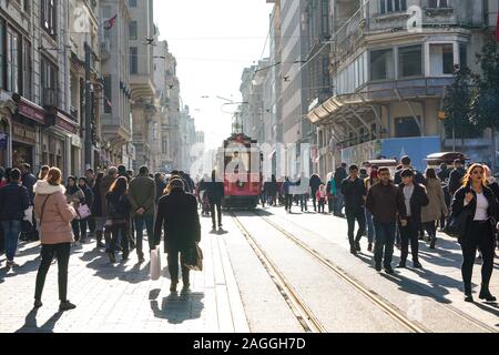 ISTANBUL, Türkei - 28 Dezember, 2018: die Völker wandern in Taksim Istiklal Street. Taksim Istiklal Street ist ein beliebtes Reiseziel in Istanbul. Beyoglu, Stockfoto