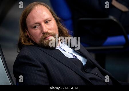 Berlin, Deutschland. 19 Dez, 2019. Anton Hofreiter (Bündnis 90/Die Grünen), Vorsitzende der Bundestagsfraktion, sitzt vor der Abstimmung über das Klimaschutzprogramm im Bundestag. Die Schwerpunktthemen der 137. Sitzung der 19. Legislaturperiode sind eine Abstimmung über den Klimaschutz Recht und eine Aktuelle Stunde auf dem letzten Klimagipfel in Madrid. Credit: Fabian Sommer/dpa/Alamy leben Nachrichten Stockfoto