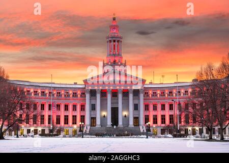 Denver, Colorado, USA Stadt und Grafschaft Gebäude in der Dämmerung im Winter. Stockfoto