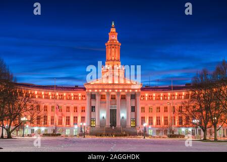 Denver, Colorado, USA Stadt und Grafschaft Gebäude in der Dämmerung im Winter. Stockfoto