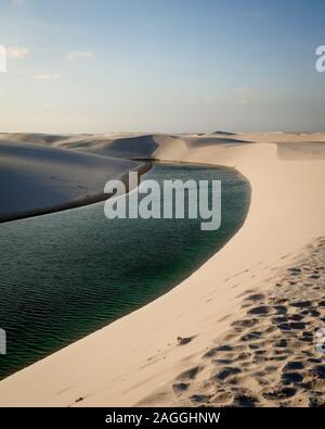 Sanddünen und Süßwasser-Lagunen in der Lençóis Maranhenses Nationalpark gefunden. Maranhão, Brasilien. Stockfoto