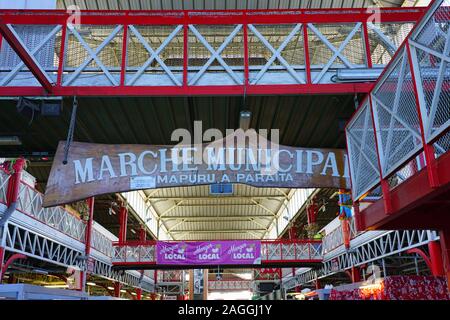 PAPEETE, TAHITI-30 Nov 2018 - Blick auf das Wahrzeichen der Region Marche de Paeete, eine große überdachte Markt, in dem Sie lokale Souvenirs, Kunsthandwerk und Lebensmittel in Downtow Stockfoto