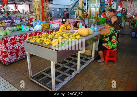 PAPEETE, TAHITI-30 Nov 2018 - Blick auf das Wahrzeichen der Region Marche de Paeete, eine große überdachte Markt, in dem Sie lokale Souvenirs, Kunsthandwerk und Lebensmittel in Downtow Stockfoto