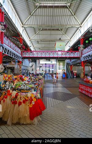 PAPEETE, TAHITI-30 Nov 2018 - Blick auf das Wahrzeichen der Region Marche de Paeete, eine große überdachte Markt, in dem Sie lokale Souvenirs, Kunsthandwerk und Lebensmittel in Downtow Stockfoto