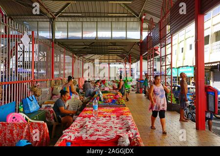 PAPEETE, TAHITI-30 Nov 2018 - Blick auf das Wahrzeichen der Region Marche de Paeete, eine große überdachte Markt, in dem Sie lokale Souvenirs, Kunsthandwerk und Lebensmittel in Downtow Stockfoto