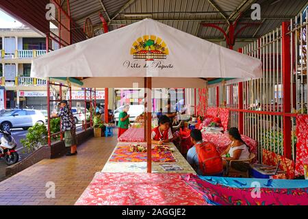 PAPEETE, TAHITI-30 Nov 2018 - Blick auf das Wahrzeichen der Region Marche de Paeete, eine große überdachte Markt, in dem Sie lokale Souvenirs, Kunsthandwerk und Lebensmittel in Downtow Stockfoto