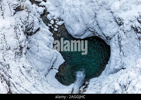 Panoramablick auf einen Wasserfall im Winter, Bayern Deutschland Stockfoto