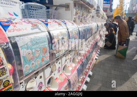 Tokio, Japan. 18 Dez, 2019. Ansicht der Gashapon (gacha) Automaten in Akihabara, Tokio. Akihabara, auch genannt Akiba nach einem ehemaligen lokalen Schrein, ist ein Bezirk im Zentrum von Tokio, ist berühmt für seine vielen Elektronik Shops. In den letzten Jahren, Akihabara hat die Anerkennung als Zentrum der Japan Otaku (Diehard fan) Kultur, und viele Geschäfte und Einrichtungen, die sich mit Anime und Manga jetzt unter den Elektrofachmärkten im Bezirk verteilt sind, gewonnen. Credit: Stanislav Kogiku/SOPA Images/ZUMA Draht/Alamy leben Nachrichten Stockfoto