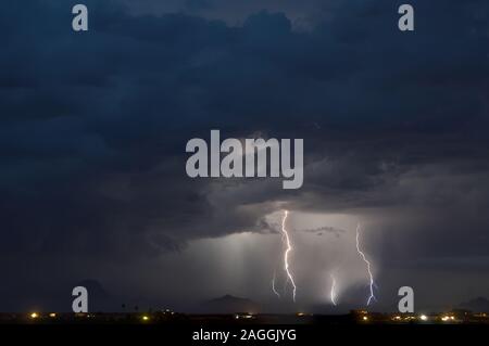 Monsun Gewitter, das über den Gila Bend in Arizona während der 2017 Monsunzeit. Stockfoto