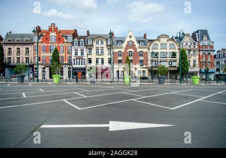 Objektiv (Nordfrankreich): traditionelle Art déco-Gebäude, Fassaden in "Place Jean Jaures' Square, im Zentrum der Stadt. Leere Parkplätze und Pfeil auf dem Stockfoto