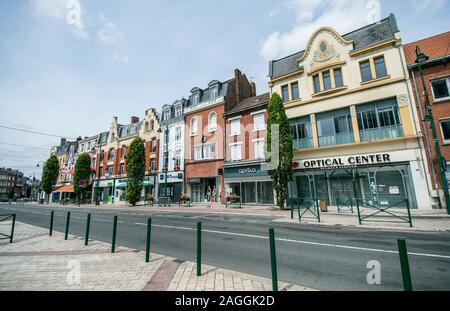 Objektiv (Nordfrankreich): traditionelle Art déco-Gebäude, Fassaden in "Place Jean Jaures' Square, im Zentrum der Stadt. Gebäude und Geschäfte in der Innenstadt geschlossen. Stockfoto