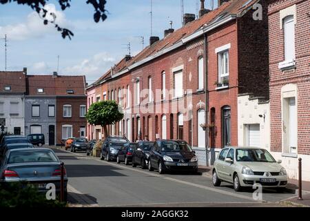 Lille (Nordfrankreich): Backsteinfassaden der traditionellen Doppelhaushälften in der "Rue de la Fontaine" Straße, Bezirk von Colbert. Autos geparkt Stockfoto