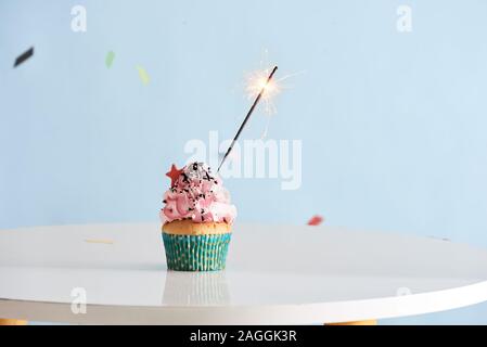 Single Wunderkerze auf Cupcake blauen Wal Stockfoto