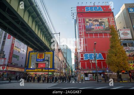 Tokio, Japan. 18 Dez, 2019. Ansicht der Chuo-dori Avenue Straße mit Menschen unter dem JR-Brücke in der Nähe warten die Straße bei Akihabara Bahnhof Akihabara zu überqueren, auch genannt Akiba nach einem ehemaligen lokalen Schrein, ist ein Bezirk im Zentrum von Tokio, ist berühmt für seine vielen Elektronik Shops. In den letzten Jahren, Akihabara hat die Anerkennung als Zentrum der Japan Otaku (Diehard fan) Kultur, und viele Geschäfte und Einrichtungen, die sich mit Anime und Manga jetzt unter den Elektrofachmärkten im Bezirk verteilt sind, gewonnen. Credit: Stanislav Kogiku/SOPA Images/ZUMA Draht/Alamy leben Nachrichten Stockfoto