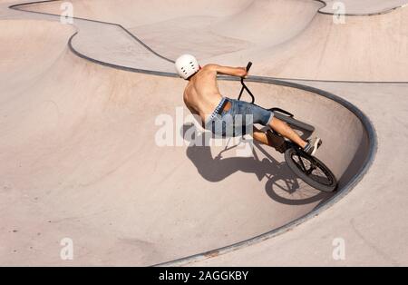 BMX rider Jungen in einem skate-park Reiten Fahrrad Stockfoto