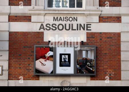 Chanel Poster und Anzeigen an der Wand außerhalb Maison Assouline Luxusmarken und Book Store am Piccadilly in London England UK KATHY DEWITT Stockfoto