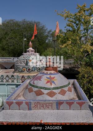 05 Mar 2019 Design mit kleinen Keramik Chip auf Tempel Kuppel des Vaijnath Shiva Tempel komplex Kukadia Idar Sabarkantha Gujarat Indien Stockfoto