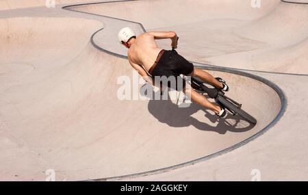 BMX rider Jungen in einem skate-park Reiten Fahrrad Stockfoto