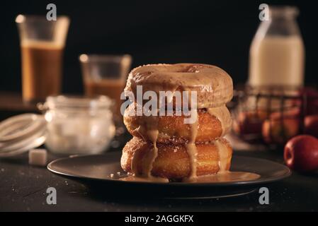 Nahaufnahme der Krapfen im Stapel mit Milch Flasche und Glas Stockfoto