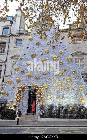 Außenansicht des Annabels private Verein am Berkeley Square Mayfair mit gold Weihnachtskugeln Dekorationen in West London W1 England UK KATHY DEWITT Stockfoto