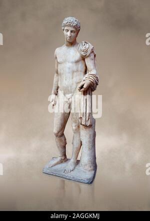 Römische Marmor Statue des Hermes gefunden bei Aigion, Pelopenese. 27 v. Chr. - 14 n. Athen Archäologische Museum Kat.-Nr. 241. Hermes ist dargestellt Ständige wearin Stockfoto
