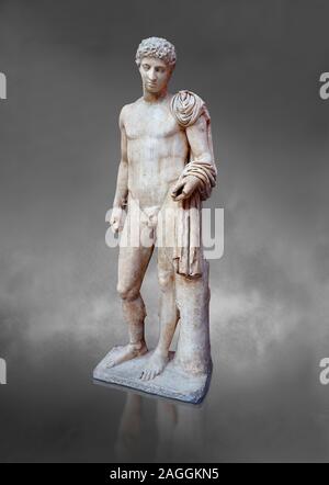 Römische Marmor Statue des Hermes gefunden bei Aigion, Pelopenese. 27 v. Chr. - 14 n. Athen Archäologische Museum Kat.-Nr. 241. Gegen grau Hermes ist Stan dargestellt Stockfoto