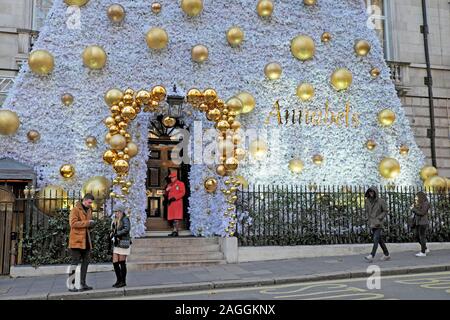 Außenansicht des Annabels private Verein am Berkeley Square Mayfair mit gold Weihnachtskugeln Dekorationen in West London W1 England UK KATHY DEWITT Stockfoto