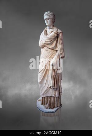 Statue eines weiblichen Inj der Kleinen Herculaneum Stil, Athen Archäologische Museum, Kat.-Nr. 242. Pentelic Marmor. Gegen graue Kopie der früheren berühmten G Stockfoto