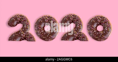 Bunte Donuts in der Form von Zahlen. Neues Jahr 2020 Konzept. Rosa Hintergrund. Stockfoto