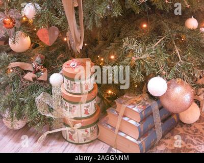 Ein traditionell geschmückten Weihnachtsbaum mit Silber und mit Gold. Mit Kugeln, Pakete verpackt in Ribbon und funkelnde Lichterketten. Stockfoto
