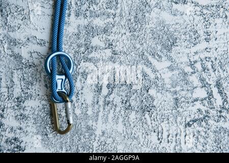 Nur ein Objekt. Knoten mit Karabiner aus Metall. Silberfarbene Gerät für den aktiven Sport Stockfoto