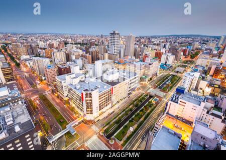 Sapporo, Japan Stadtbild und Schnittpunkt von oben in der zentralen Chuo Ward in der Abenddämmerung. Stockfoto